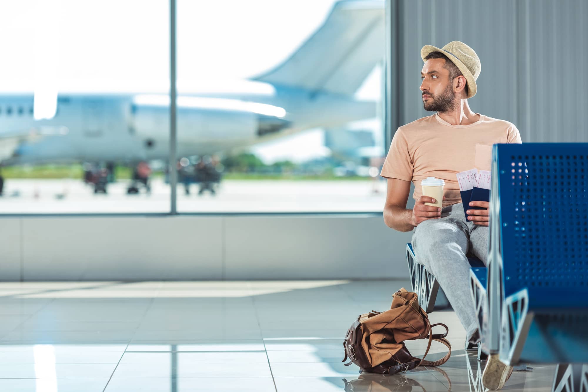 Moglie impiega troppo tempo a ordinare un caffè in aeroporto: il marito prende il volo da solo