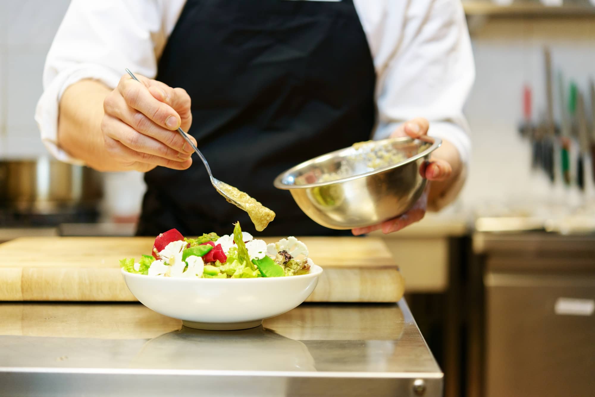 Lega aiuto-cuoco nudo a una sedia per rito di iniziazione: chef stellato cacciato da hotel a 5 stelle