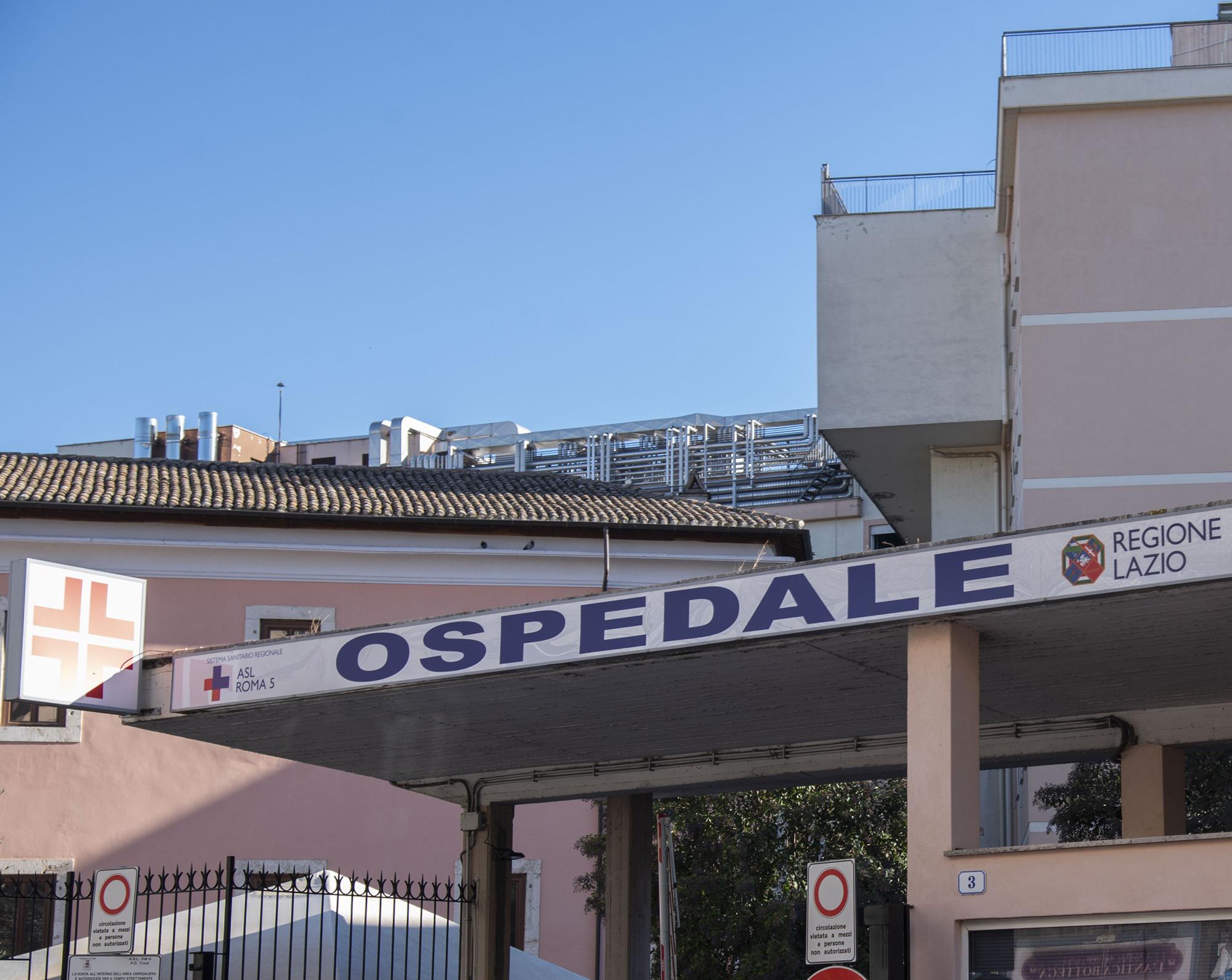 Massimo, un autista di 40 anni della Canali Bus di Monteprandone, è diventato un eroe dopo aver salvato la vita a 40 studenti a bordo del suo pullman durante un grave incidente con un'ambulanza nella galleria Cà Gulino sulla statale 73bis che collega Urbino a Fermignano. Nonostante l'incidente abbia causato la morte di quattro persone a bordo dell'ambulanza, l'azione tempestiva di Massimo ha evitato una tragedia ancora più grande. Il conducente, originario di Ascoli Piceno, si trova ora ricoverato all'ospedale di Pesaro. Nonostante abbia riportato alcune escoriazioni e un forte shock emotivo, è stato dimesso e farà ritorno a casa oggi. La drammatica situazione si è verificata quando Massimo ha notato l'ambulanza invadere la corsia opposta. Nel tentativo di attirare l'attenzione dell'autista dell'ambulanza, ha suonato ripetutamente il clacson, ma purtroppo senza successo. L'urto è stato violento, ma grazie alla prontezza di Massimo nell'azione, la vita degli studenti a bordo del pullman è stata preservata. L'incidente ha suscitato grande tristezza per le quattro persone che hanno perso la vita a bordo dell'ambulanza, ma la storia di Massimo ha evidenziato il coraggio e la dedizione di coloro che, anche in situazioni estreme, cercano di proteggere la vita degli altri. La comunità esprime gratitudine nei confronti di Massimo per la sua pronta e coraggiosa risposta, dimostrando come un gesto eroico possa fare la differenza in situazioni di emergenza.