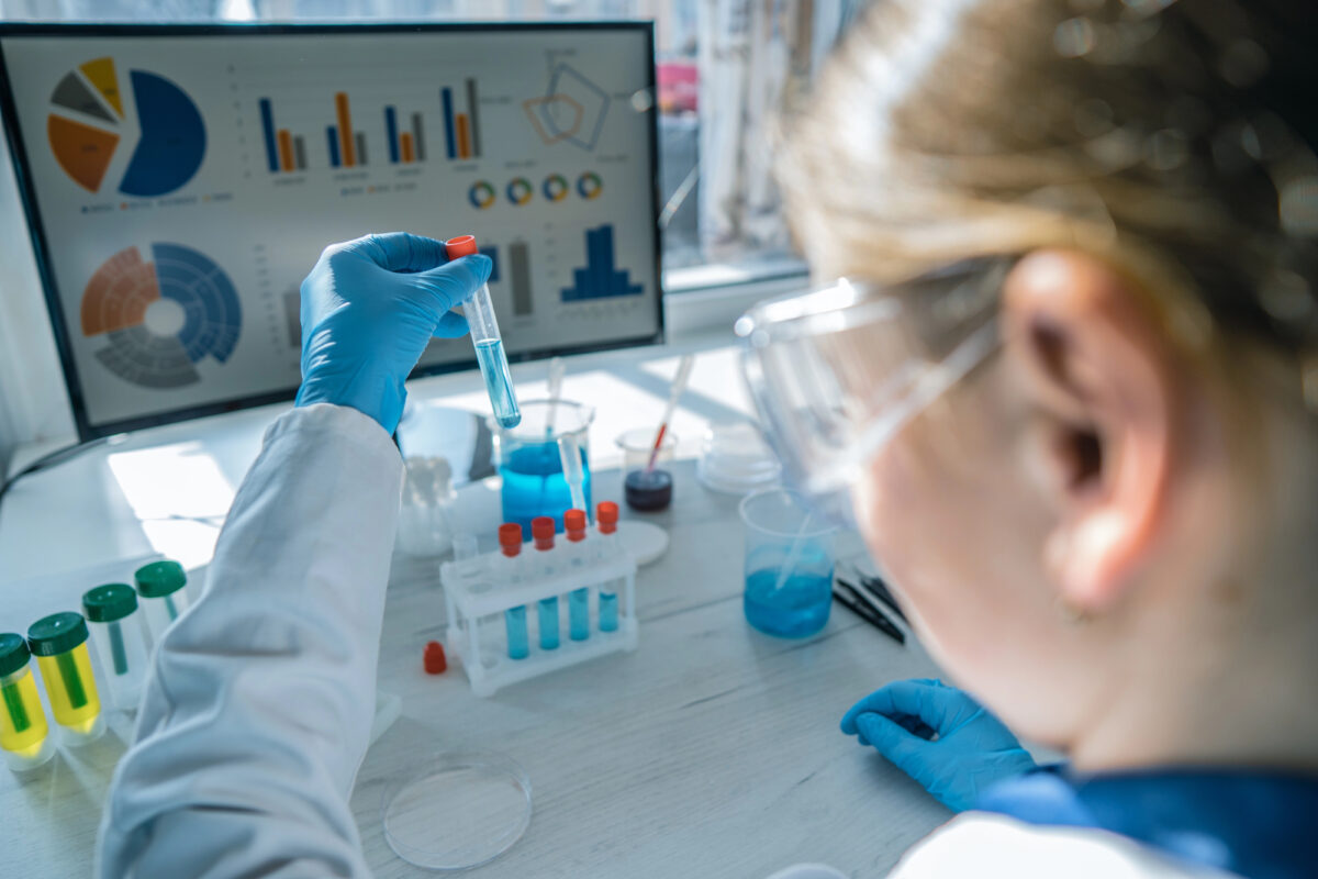 Vaccini mRNA e tumori: nuovi dati suggeriscono un possibile beneficio sulla sopravvivenza