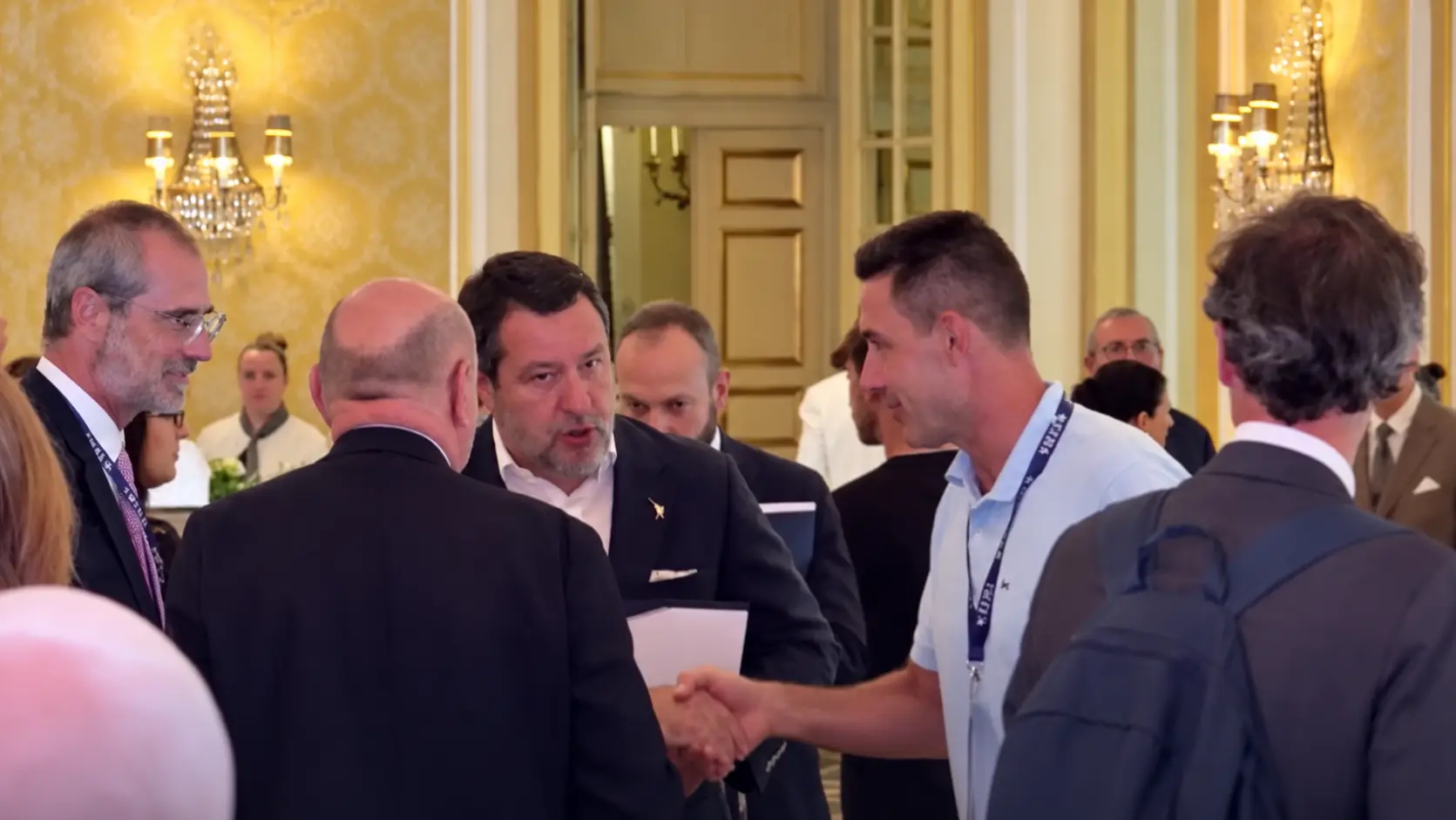 Salvini e Vannacci faccia a faccia a Cernobbio: stretta di mano gelida tra i due